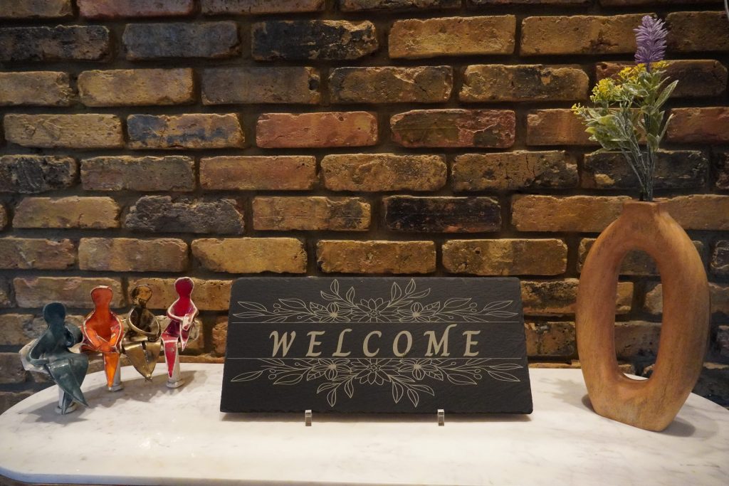 Rustic Slate Welcome Sign – Laser Engraved Floral Home Decor