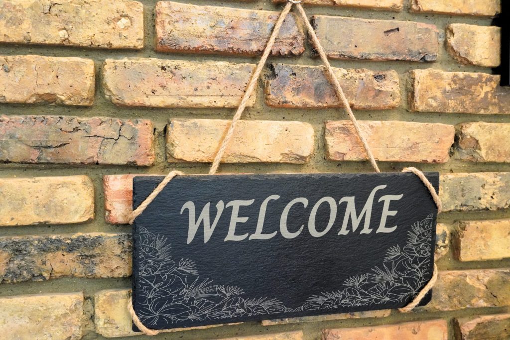 Hanging Floral 'Welcome' Slate Sign